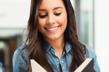 moça feliz lendo um livro